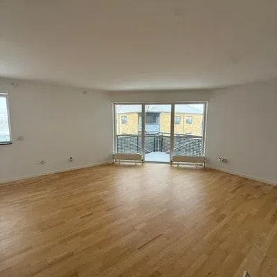 Færdigmalet stue med trægulv og franske døre til altan efter malerrenovering på Skejbytoften, Aarhus Skejby