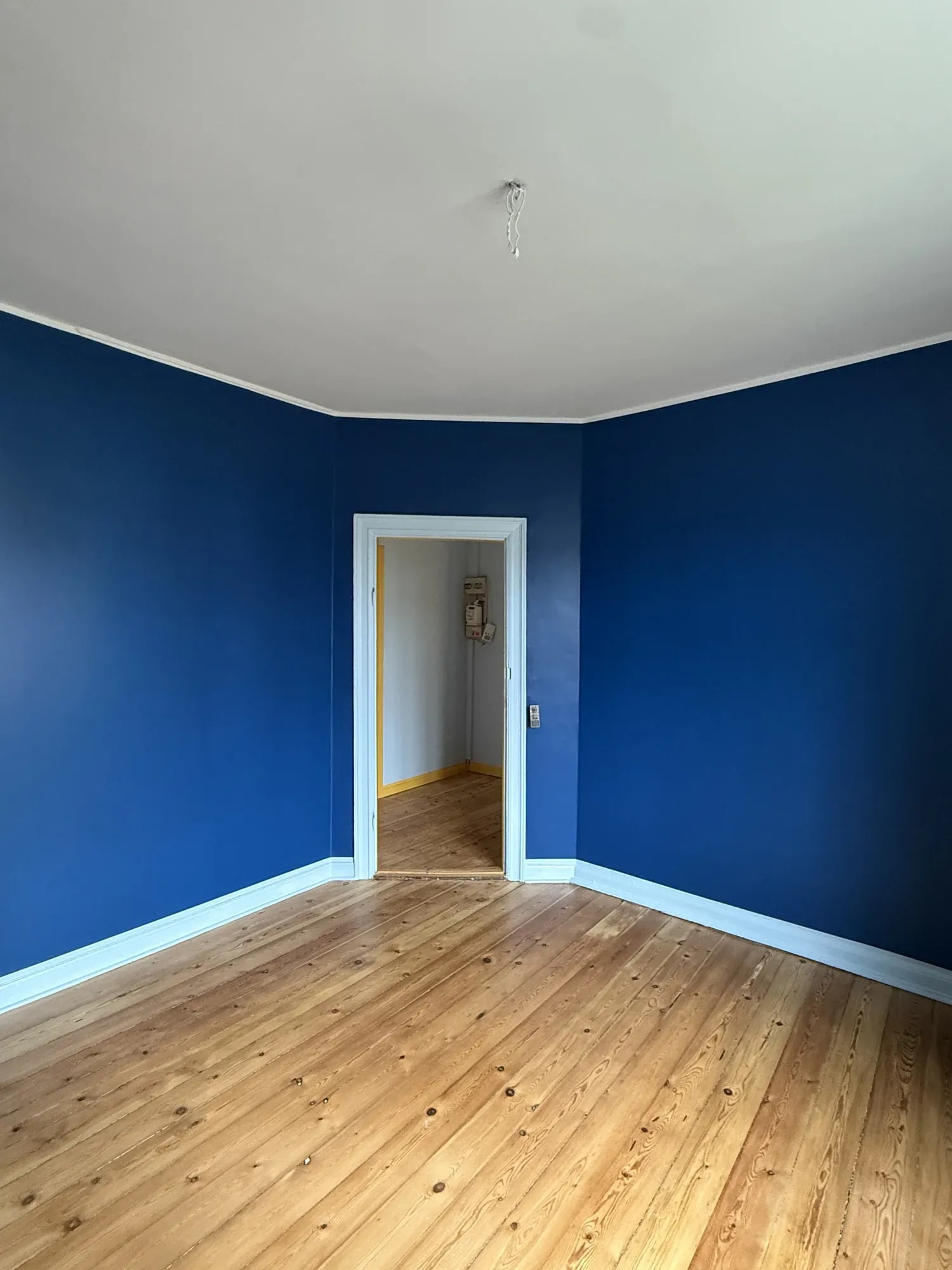 Blå væg, loft og træværk efter farvesætning, Helgenæsgade Aarhus