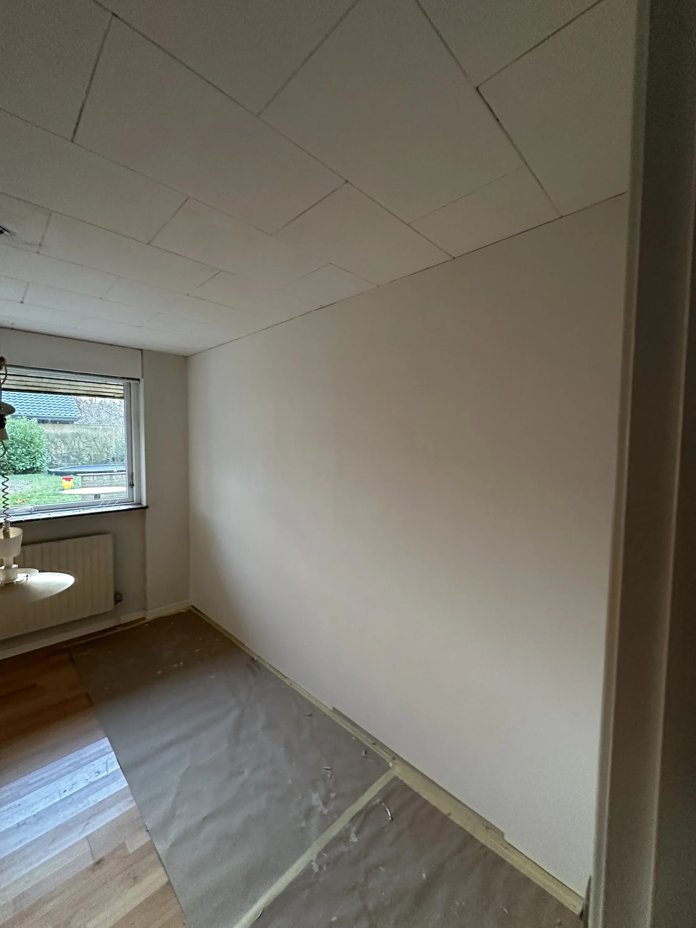 Værelse med hvidt loft og klargjorte vægge efter loftmaling i Aarhus Risskov
