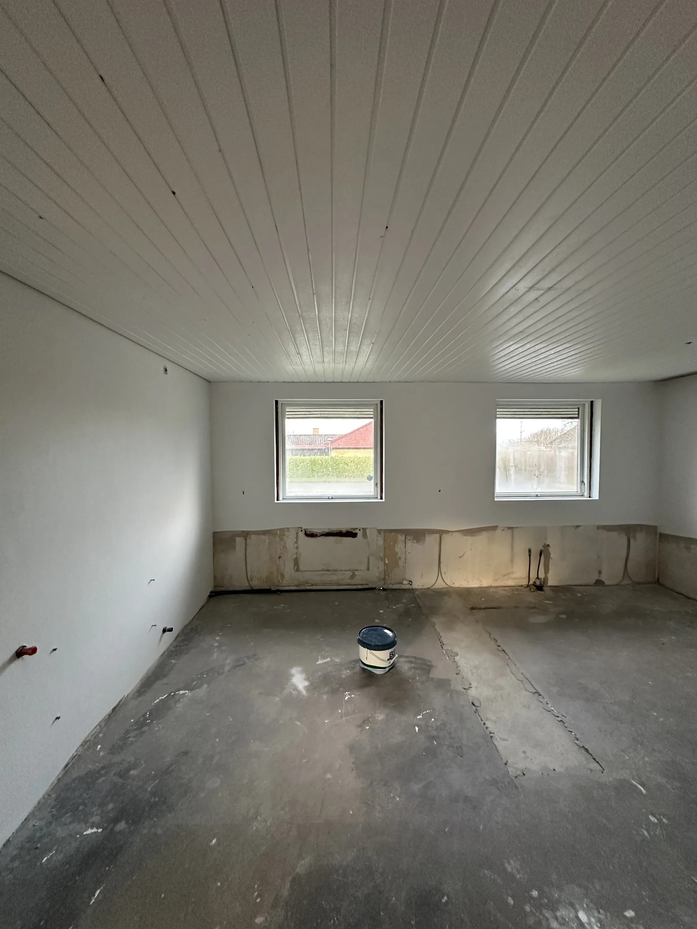 Værelse med hvidt panel-loft og to vinduer efter sprøjtemaling, Risskov