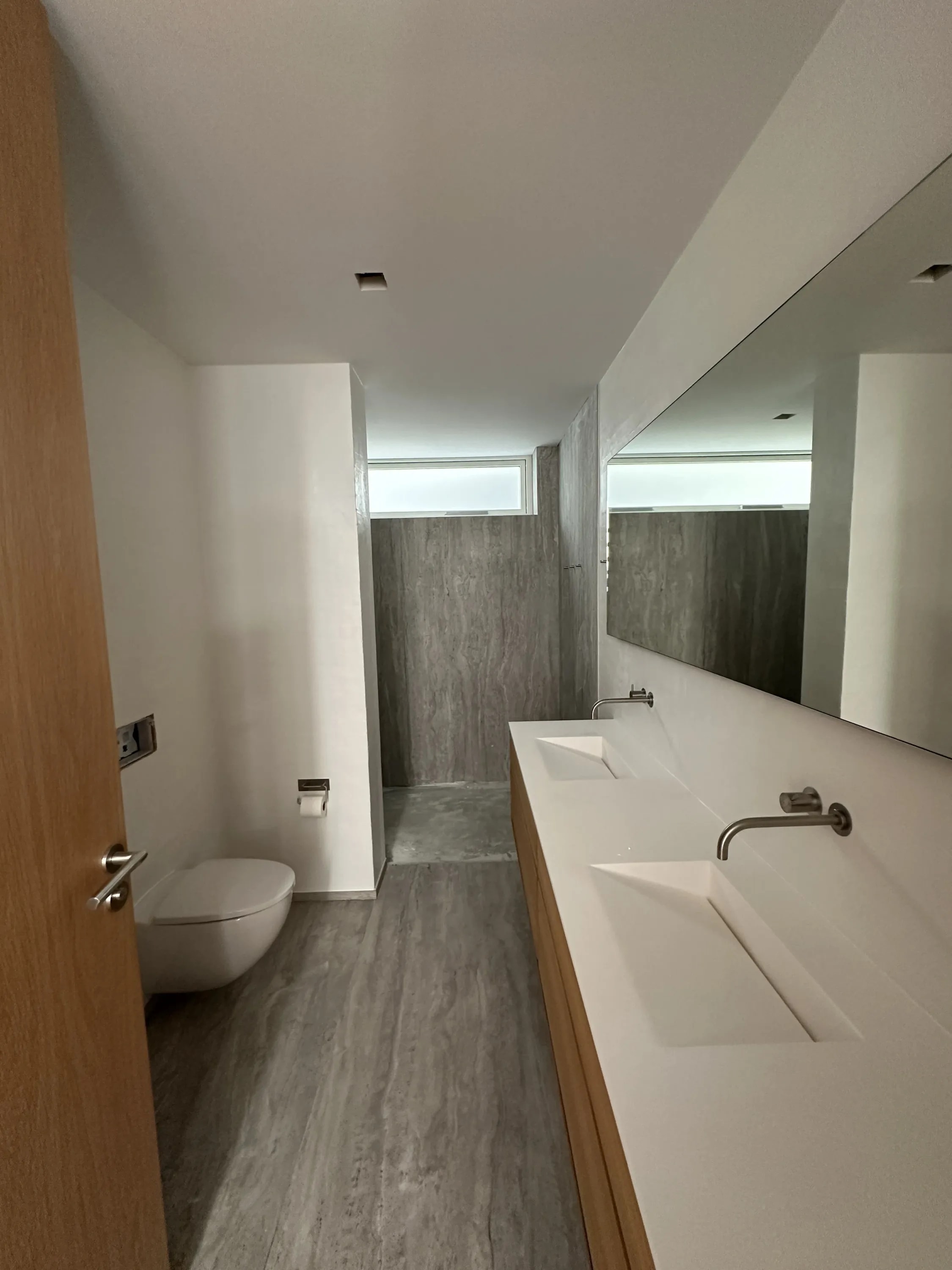 Færdigmalet gæstetoilet i travertin, nybyg Skanderborg Sø