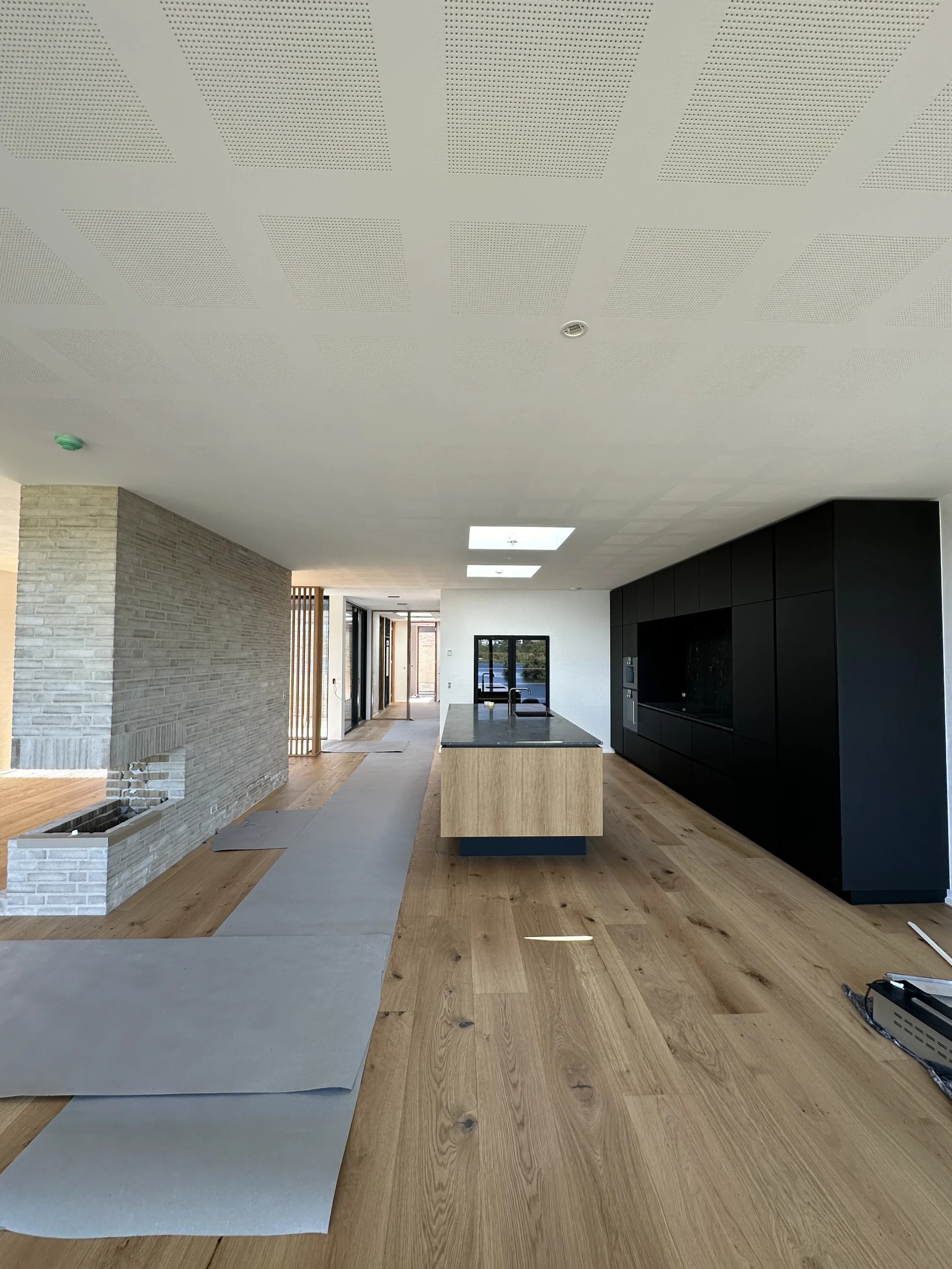 Færdigmalet gang med mørkt loft og trægulv, nybyg Skanderborg Sø