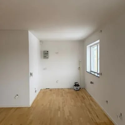 Færdigmalet værelse med sidevindue og lyst trægulv efter renovering, Aarhus Skejby