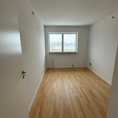 Færdigmalet værelse med vindue i bagvæg og lyst trægulv, malerrenovering Skejbytoften