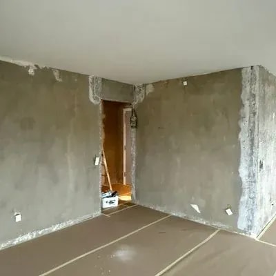 Rum med spartlede vægge og åbning til naborum under renovering, Aarhus Skejby