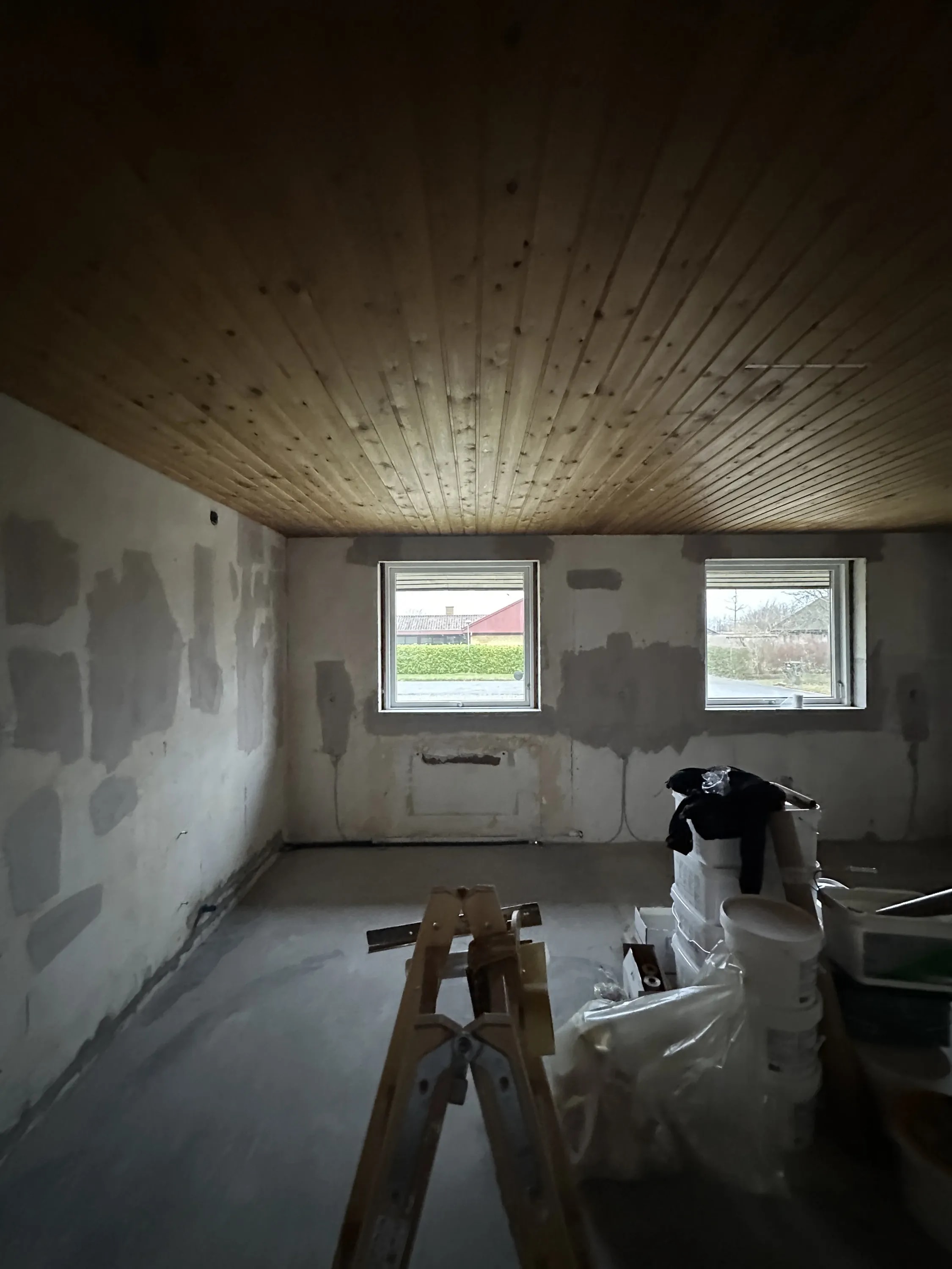 Spartlede vægge under arbejde med to vinduer i baggrunden, Aarhus Risskov