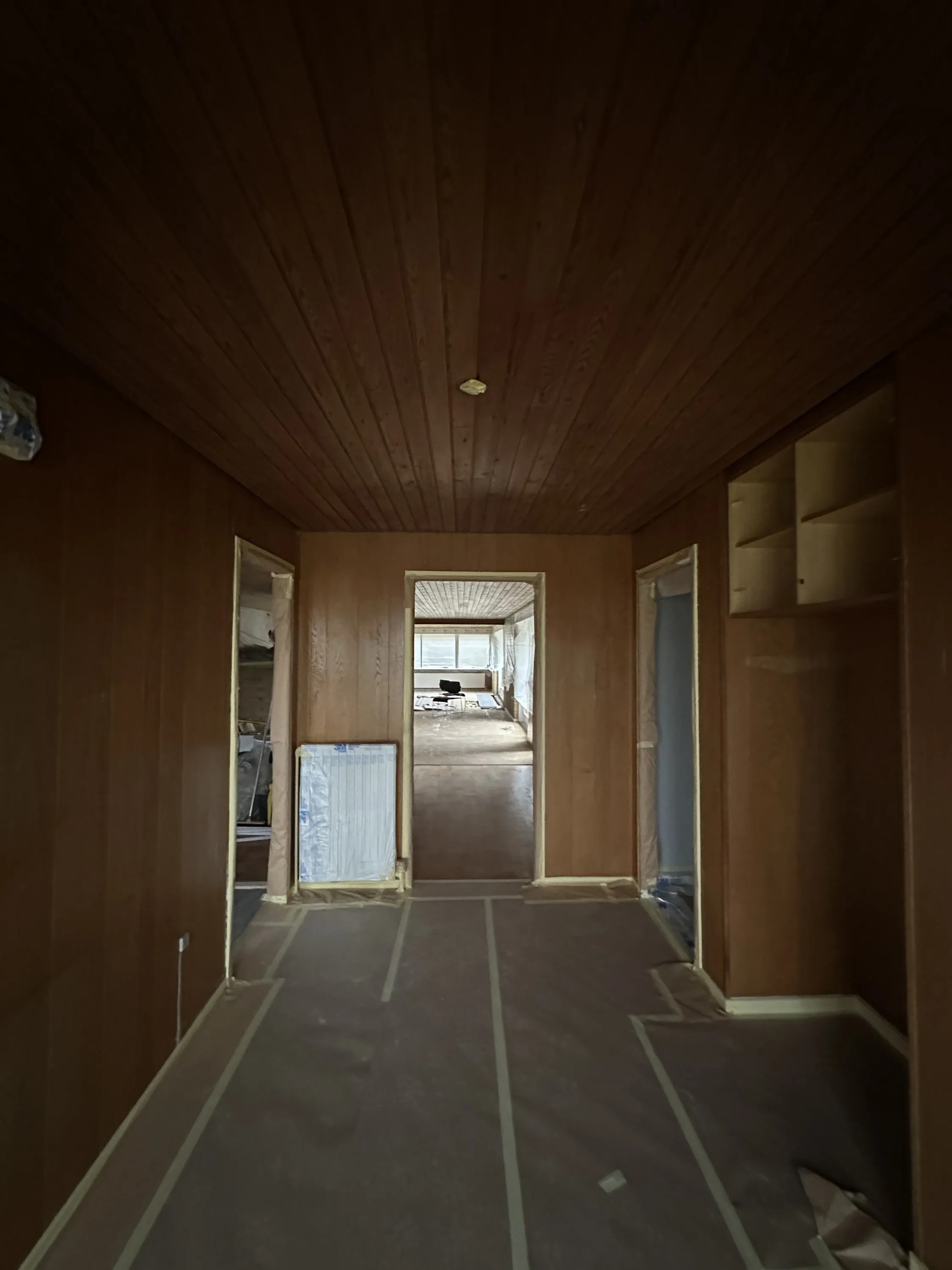 Værelse med mørkt fyrretræsloft og tapet før loftmaling i Aarhus Risskov